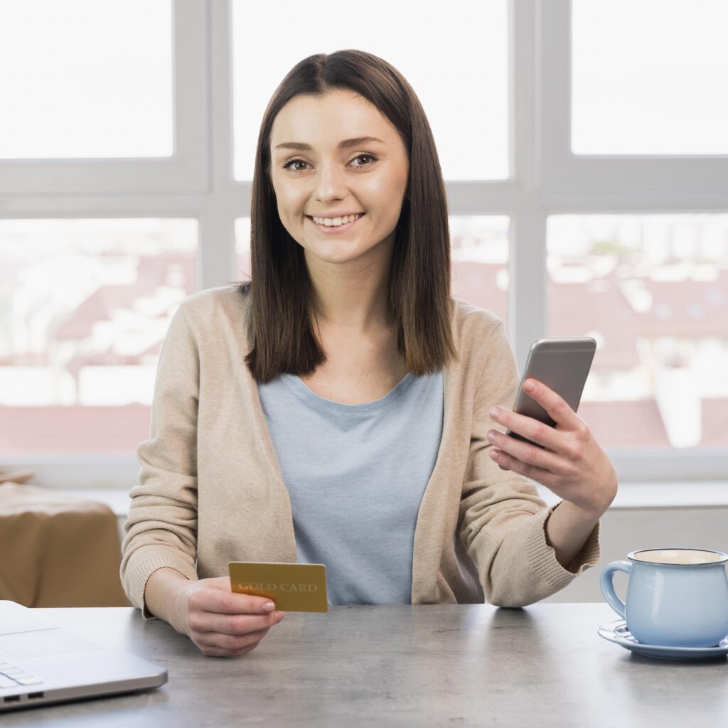 smiley-woman-posing-desk-with-smartphone